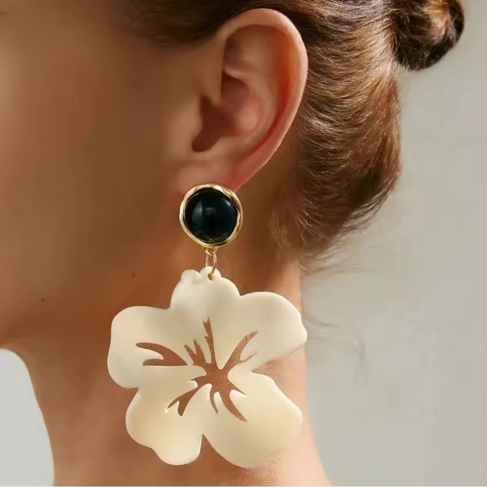 Zara Exaggerated Acrylic Flower Dangle Earrings - Picture 3 of 9